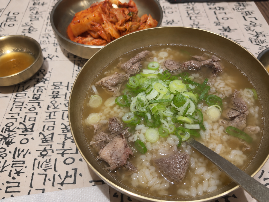 Korean beef gomtang at Ido Gomtang Seoul Station